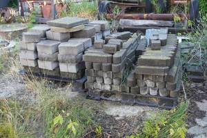lot 110 image: Two pallets of edger stones and retaining blocks 8 D x 12 W x&nbsp 5 H