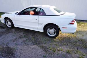 lot 90 image: 1995 Ford Mustang Convertible 3.8L V-8 88,xxx mi