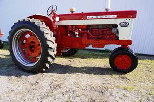 lot 1 image: Farmall 560 Narrow front, 15.5 x 38 rears 6.5 x 16 front