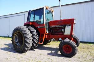 lot 8 image: IH 986 5745 hrs WF Cab VIN 2510192U232 818.4 x 38 R (and duals) 10.0 x 16 F 3 pt. 3 hyd remotes