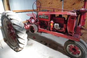 lot 9 image: Farmall F-12 NF Rockshaft needs repair currently non-running