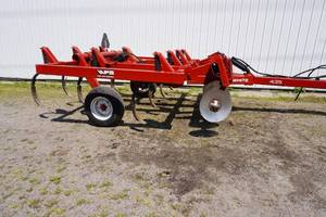 lot 32 image: White 435 Chisel plow-10-3 front disks