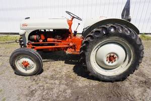 lot 21 image: Ford 8N side distributer-1952 11.2 x 28 R &amp 550 x 16 F 4 sp. transmission 3 pt hitch radial