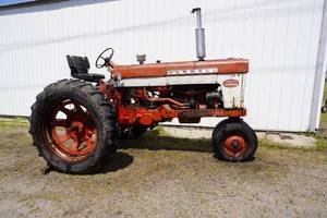 lot 22 image: Farmall 460 International