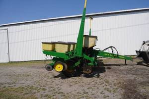 lot 37 image: John Deere 7000 6  narrow row planter with monitor