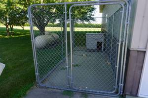 lot 107 image: Dog House 45 x 39 and kennel 75 x 144 x 72 T
