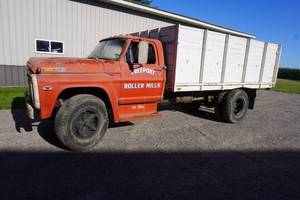 lot 95 image: Ford 600 grain truck with box and hoist, currently not running