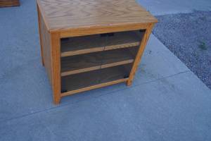 lot 128 image: Oak glass door shelf cabinet 18 X 27 x 25