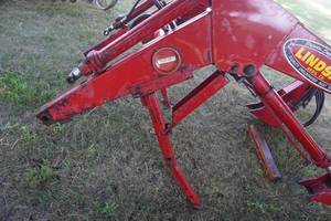 lot 63 image: Lindsay 348 Hydraulic loader-no bucket 111