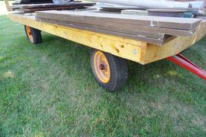 lot 89 image: Gehl 3706 running gear with newer hay rack