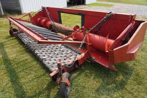 lot 43 image: Massey Ferguson Combine head with Renn pickup