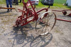 lot 69 image: IH One bottom plow