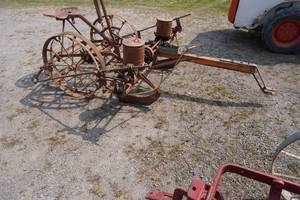 lot 68 image: Moline two row planter