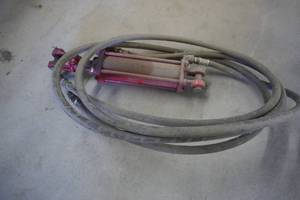 lot 182 image: Cross hydraulic cylinder with hoses