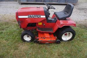 lot 200 image: Snapper 1650 Tractor mower-currently non-running