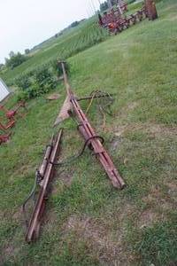 lot 201 image: Super 6 loader parts and cylinders