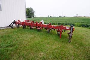 lot 40 image: Case IH 6 row cultivator w rolling shields