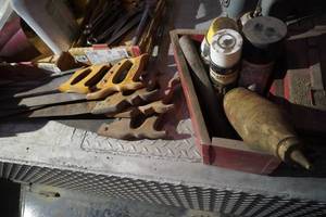 lot 207 image: Handsaws and misc cleaning supplies