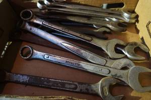 lot 208 image: Flat of end wrenches