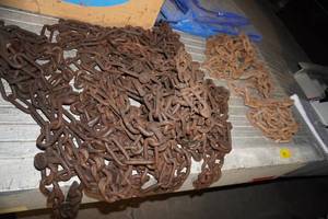 lot 215 image: Traps, log chain, tire chains