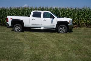 lot 204 image: 2011 Chev DuraMax 34 ton Diesel, 177,XXX mi, starting bid of $15,500.