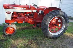 lot 25 image: Farmall 340 Gas narrow front TA, Good front tires, 10 hrs on new motor