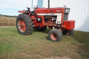 lot 176 image: IH 1066 Turbo Tractor, Suitcase weights, strong unit