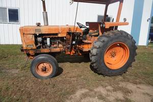lot 175 image: IH 2656 Hydro Commercial, 3 pt, good rubber,