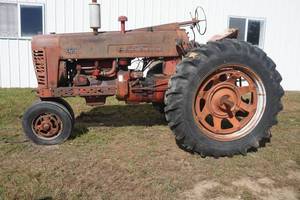 lot 173 image: Farmall 400 wFast Hitch, TA. 14.9 x 38 tires