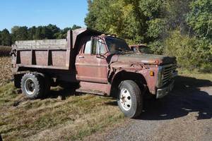 lot 191 image: Ford 600 Dump Truck, 4 yd box, currently not running