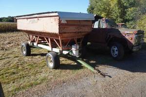 lot 190 image: Minnesota 250 Gravity Box wJD gear & tin roof