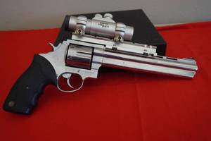 lot 26 image: Taurus 44 MAG wTasco scope