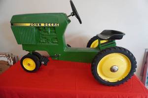 lot 51 image: John Deere Metal Pedal Tractor, narrow front