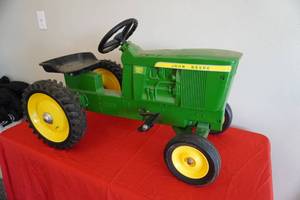 lot 52 image: John Deere 5020 Metal Pedal Tractor, wide front