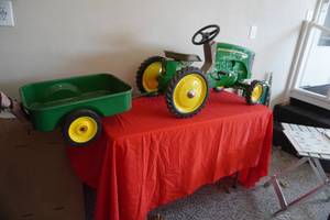 lot 53 image: John Deere 7930 Metal Pedal Tractor, wide front