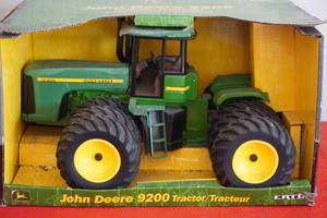 lot 72 image: John Deere 9200 Tractor wtriples 116 scale