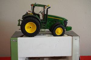 lot 81 image: John Deere 7920 Tractor Collector Edition 116 scale