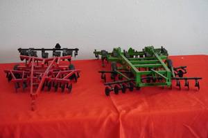 lot 90 image: Case 5308 & John Deere 2700 Disc Chisels