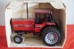 lot 107 image: IH 5288 Tractor 116th scale