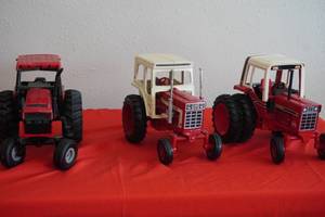 lot 108 image: IH Tractors, 2) 1486, & 2594 116th scale