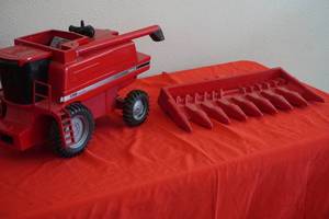 lot 122 image: Case IH 2388 Combine wcorn head-Cast