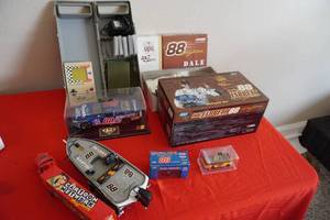 lot 142 image: Game Boy w5 games, Die cast cars