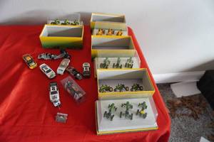 lot 149 image: John Deere 164th scale 4 sets of three & cars