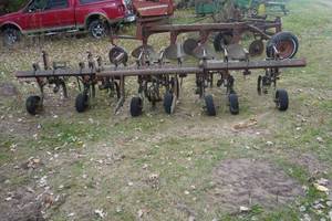 lot 194 image: IH Four row wide culivator wfast hitch
