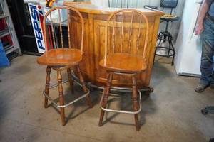 lot 253 image: Bar and two stools, has one shelf