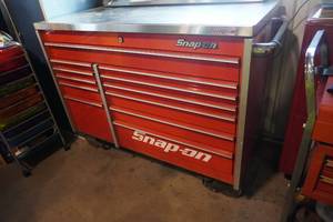 lot 271 image: Snap On Tool Chest on casters & radio speakers