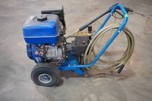 lot 272 image: Power House 414 cc Pressure washer, flat tires