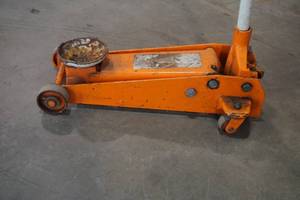 lot 275 image: Three ton hydraulic floor jack