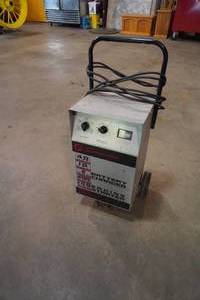 lot 276 image: Schumacher 40 amp adjustable battery charger