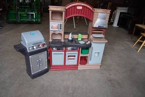 lot 300 image: Little Tikes Kitchen Set